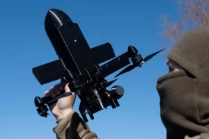 інструктор української компанії General Cherry демонструє роботу протиповітряного дрона-перехоплювача, призначеного для знищення російських ударних дронів