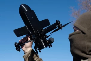 інструктор української компанії General Cherry демонструє роботу протиповітряного дрона-перехоплювача, призначеного для знищення російських ударних дронів