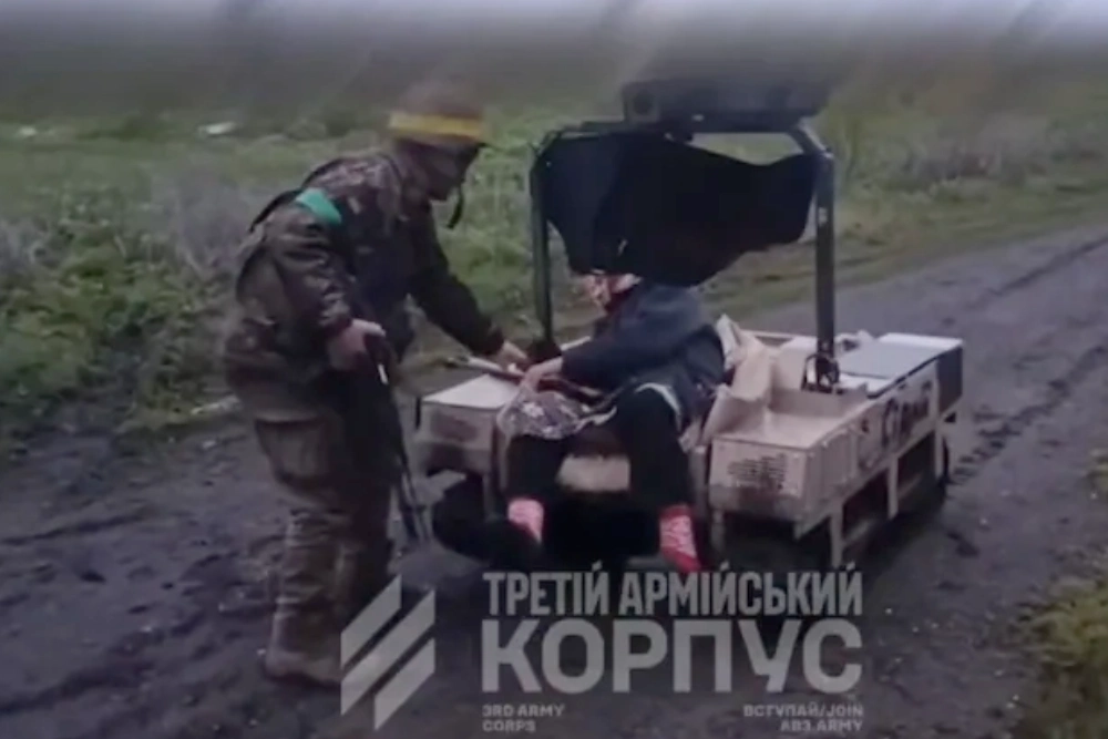 врятування пенсіонерки зі зруйнованого села поблизу Лиману