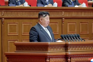 Кім Чин Ин виступає на кафедрі