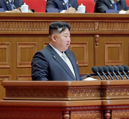 Кім Чин Ин виступає на кафедрі