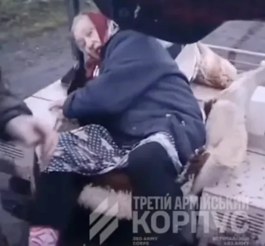 врятування пенсіонерки зі зруйнованого села поблизу Лиману