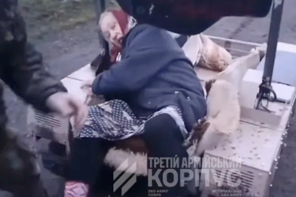 врятування пенсіонерки зі зруйнованого села поблизу Лиману