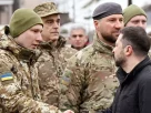 Володимир Зеленський тисне руки українським військовим