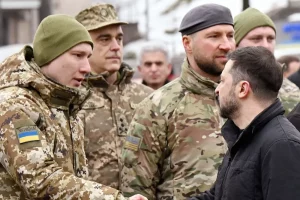 Володимир Зеленський тисне руки українським військовим