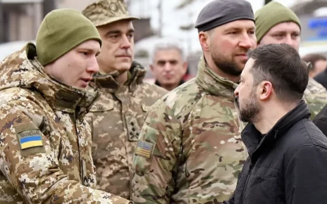 Володимир Зеленський тисне руки українським військовим