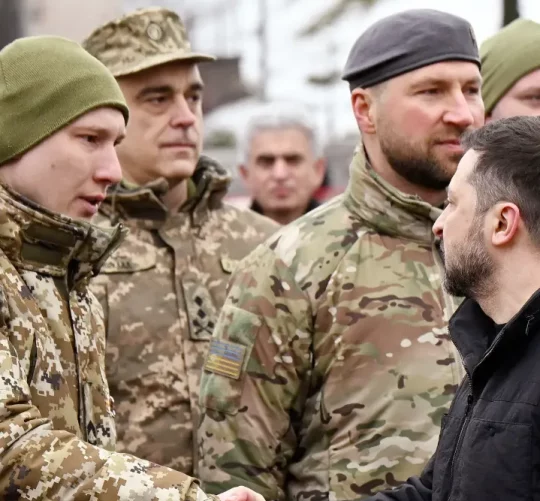 Володимир Зеленський тисне руки українським військовим