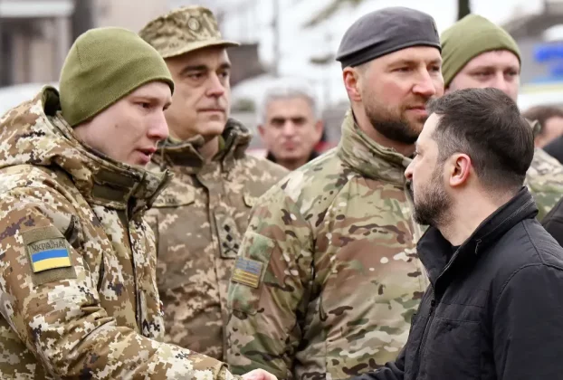 Володимир Зеленський тисне руки українським військовим