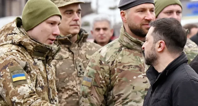 Володимир Зеленський тисне руки українським військовим