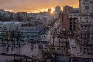 Майдан Незалежності у Києві на заході сонця