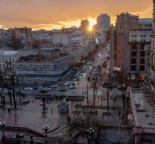 Майдан Незалежності у Києві на заході сонця