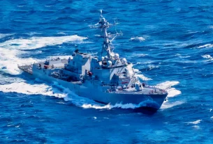 10 березня 2026 року ракетний есмінець ВМС США класу «Арлі Берк» «Рафаель Перальта» (DDG 115) проходить через північну частину Тихого океану.