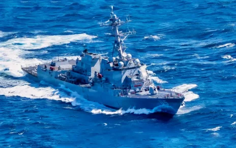 10 березня 2026 року ракетний есмінець ВМС США класу «Арлі Берк» «Рафаель Перальта» (DDG 115) проходить через північну частину Тихого океану.