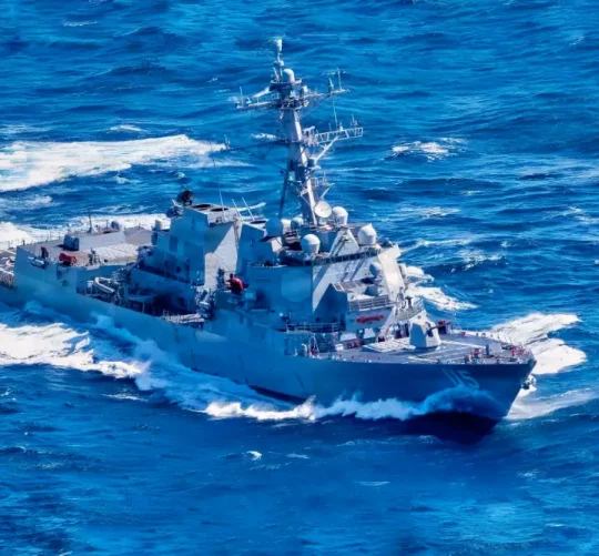 10 березня 2026 року ракетний есмінець ВМС США класу «Арлі Берк» «Рафаель Перальта» (DDG 115) проходить через північну частину Тихого океану.