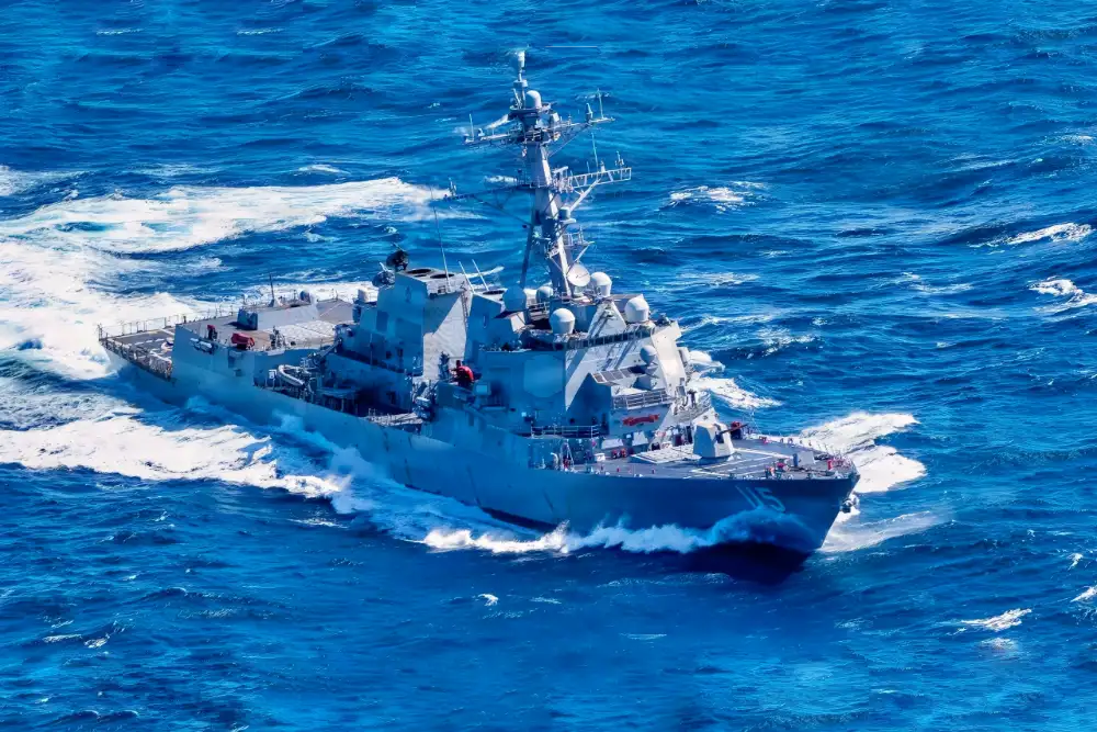 10 березня 2026 року ракетний есмінець ВМС США класу «Арлі Берк» «Рафаель Перальта» (DDG 115) проходить через північну частину Тихого океану.