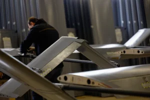 Співробітник працює з безпілотником FP-1 великої дальності на виробничому об'єкті компанії Fire Point