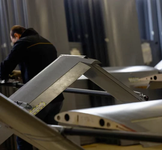 Співробітник працює з безпілотником FP-1 великої дальності на виробничому об'єкті компанії Fire Point