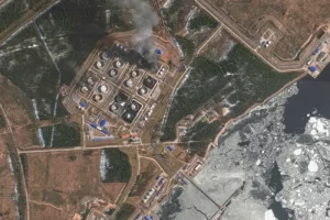 Супутникове зображення ближнього інфрачервоного діапазону показує дим, що піднімається з пошкоджених резервуарів для зберігання нафти після атаки українців у Приморську, Росія, 29 березня 2026 року