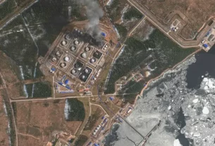 Супутникове зображення ближнього інфрачервоного діапазону показує дим, що піднімається з пошкоджених резервуарів для зберігання нафти після атаки українців у Приморську, Росія, 29 березня 2026 року