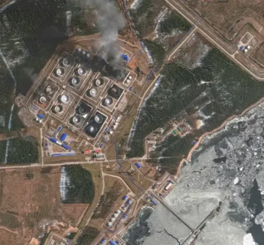 Супутникове зображення ближнього інфрачервоного діапазону показує дим, що піднімається з пошкоджених резервуарів для зберігання нафти після атаки українців у Приморську, Росія, 29 березня 2026 року