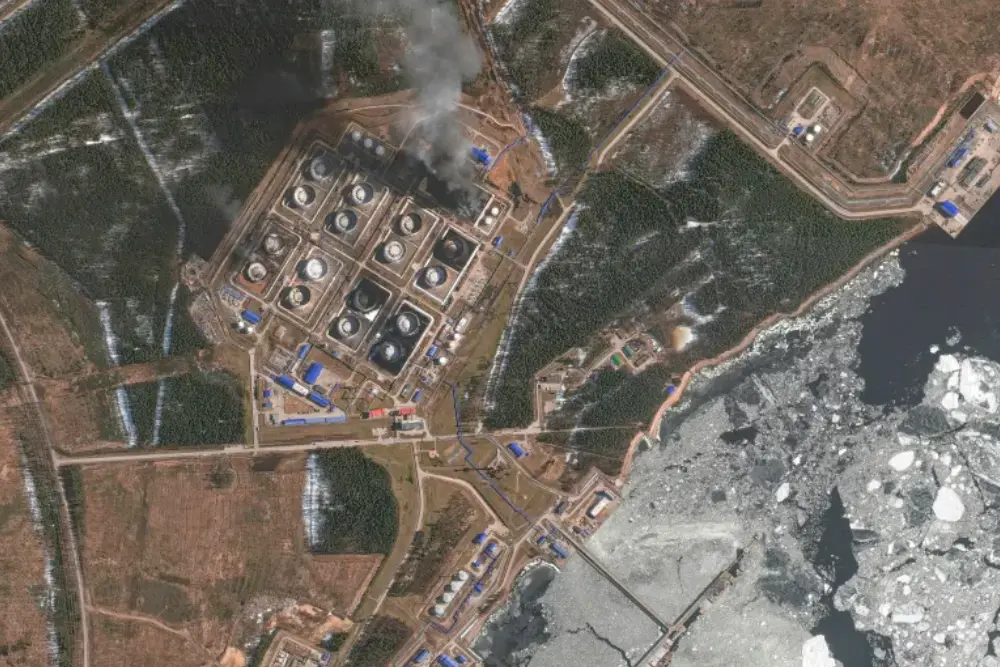 Супутникове зображення ближнього інфрачервоного діапазону показує дим, що піднімається з пошкоджених резервуарів для зберігання нафти після атаки українців у Приморську, Росія, 29 березня 2026 року