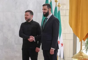 Президент Сирії Ахмад аль-Шараа, праворуч, потискає руку президенту України Володимиру Зеленському перед зустріччю в Народному палаці в Дамаску, Сирія, 5 квітня.