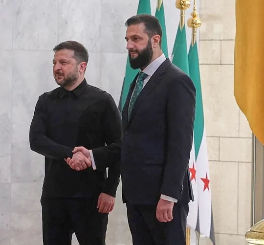 Президент Сирії Ахмад аль-Шараа, праворуч, потискає руку президенту України Володимиру Зеленському перед зустріччю в Народному палаці в Дамаску, Сирія, 5 квітня.