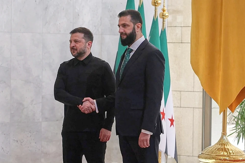 Президент Сирії Ахмад аль-Шараа, праворуч, потискає руку президенту України Володимиру Зеленському перед зустріччю в Народному палаці в Дамаску, Сирія, 5 квітня.