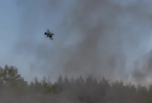 український безпілотний дальньої дії летить у задимленому небі