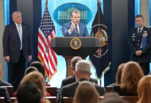 Міністр оборони Піт Хегсет спілкується з журналістами під час прес-конференції за участю президента Дональда Трампа та голови Об'єднаного комітету начальників штабів генерала Дена Кейна у Білому домі 6 квітня 2026 року