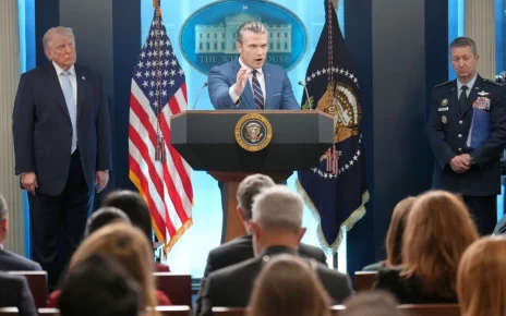 Міністр оборони Піт Хегсет спілкується з журналістами під час прес-конференції за участю президента Дональда Трампа та голови Об'єднаного комітету начальників штабів генерала Дена Кейна у Білому домі 6 квітня 2026 року