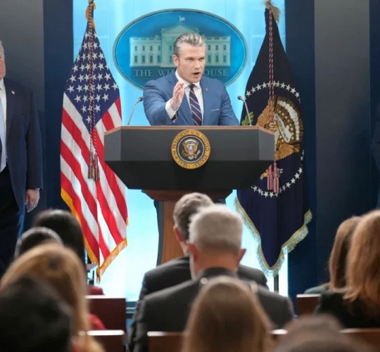 Міністр оборони Піт Хегсет спілкується з журналістами під час прес-конференції за участю президента Дональда Трампа та голови Об'єднаного комітету начальників штабів генерала Дена Кейна у Білому домі 6 квітня 2026 року