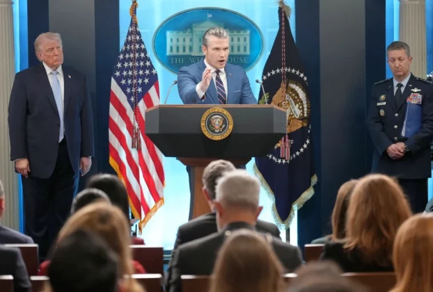 Міністр оборони Піт Хегсет спілкується з журналістами під час прес-конференції за участю президента Дональда Трампа та голови Об'єднаного комітету начальників штабів генерала Дена Кейна у Білому домі 6 квітня 2026 року