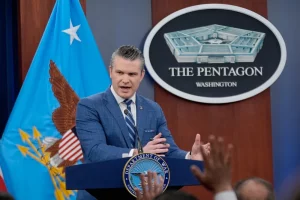 Міністр оборони Піт Хегсет спілкується з представниками ЗМІ під час прес-брифінгу в Пентагоні у Вашингтоні, 8 квітня 2026 року