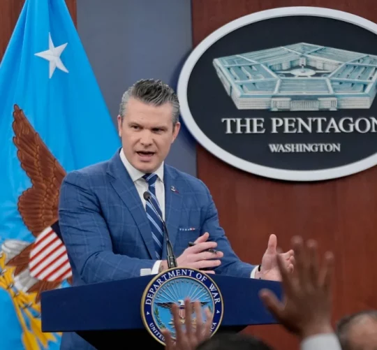 Міністр оборони Піт Хегсет спілкується з представниками ЗМІ під час прес-брифінгу в Пентагоні у Вашингтоні, 8 квітня 2026 року