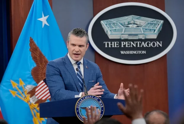 Міністр оборони Піт Хегсет спілкується з представниками ЗМІ під час прес-брифінгу в Пентагоні у Вашингтоні, 8 квітня 2026 року
