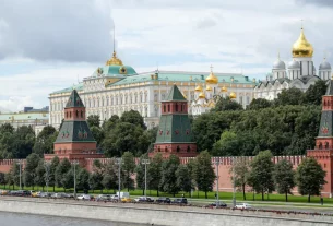 Російський Кремль біля річки Москва