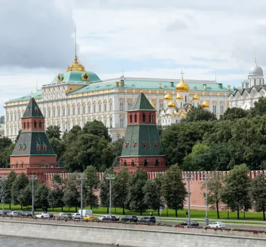 Російський Кремль біля річки Москва