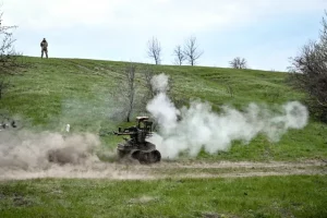 керований робот у бойовій готовності