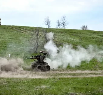 керований робот у бойовій готовності