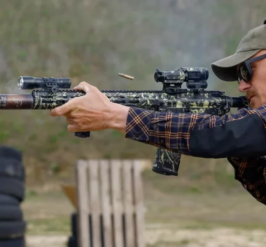 людина зі гвинтівкою робить постріл на тренуванні