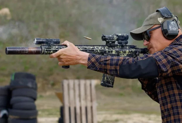 людина зі гвинтівкою робить постріл на тренуванні