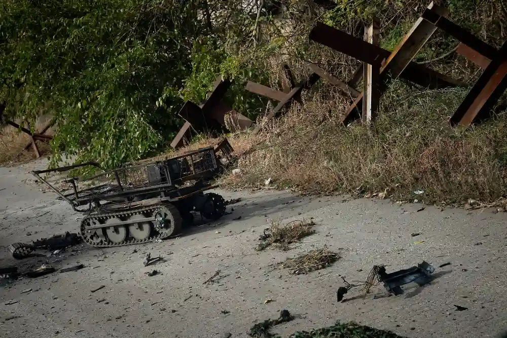 Український безпілотний наземний транспортний засіб, знищений російським безпілотником у жовтні в обложеному місті Костянтинівка на сході України.