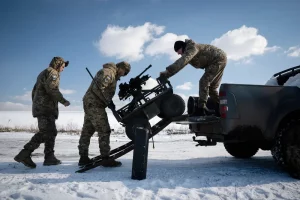 Українські солдати минулого року тренуються з безпілотним наземним транспортним засобом на Донбасі