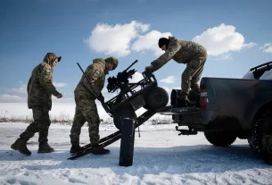 Українські солдати минулого року тренуються з безпілотним наземним транспортним засобом на Донбасі