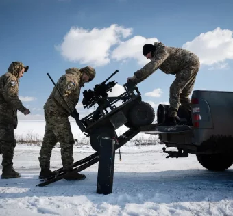 Українські солдати минулого року тренуються з безпілотним наземним транспортним засобом на Донбасі