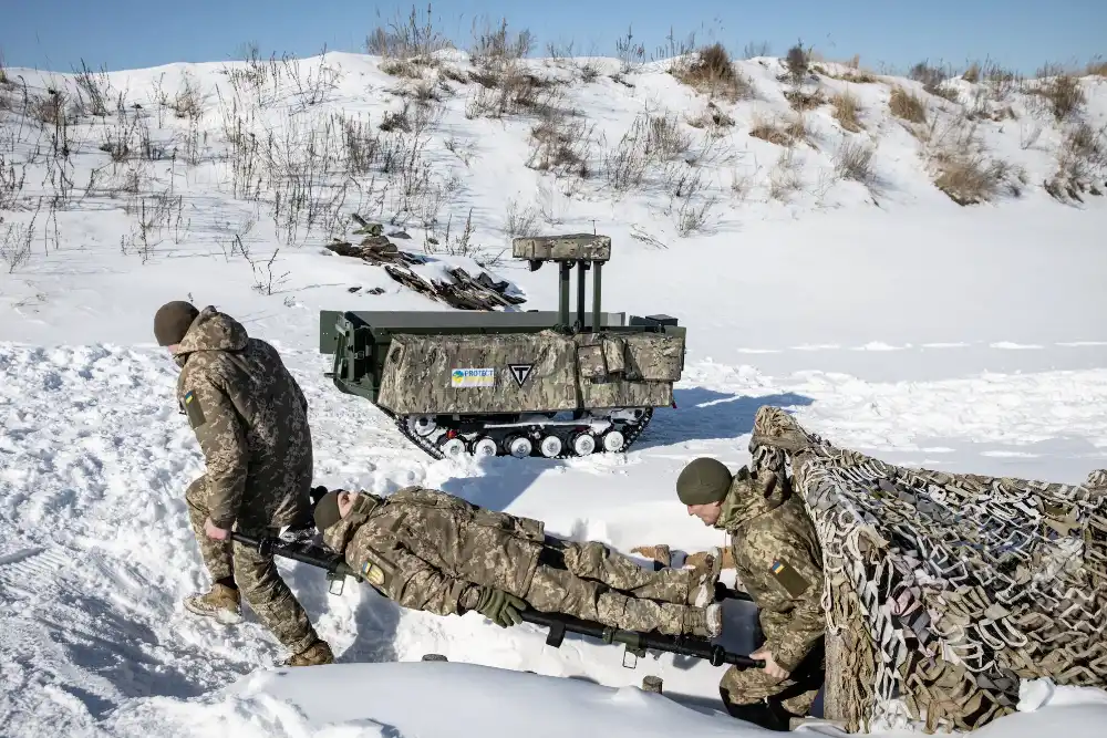 Демонстрація того, як безпілотний наземний транспортний засіб можна використовувати для евакуації пораненого солдата в Київській області. Окрім використання роботів для евакуації та доставки вантажів. 
