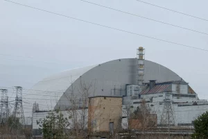 Саркофаг, що захищає Чорнобильську атомну електростанцію
