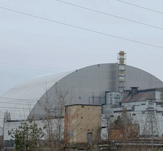 Саркофаг, що захищає Чорнобильську атомну електростанцію