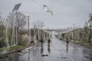 Цього тижня українські солдати йдуть під сіткою для захисту від дронів поблизу міста Дружківка, розташованого на лінії фронту